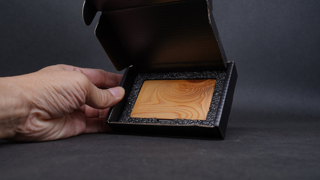 【Outlet】複合材質幾何造型名片盒 台灣扁柏 多處有自然裂痕與微破洞在後方