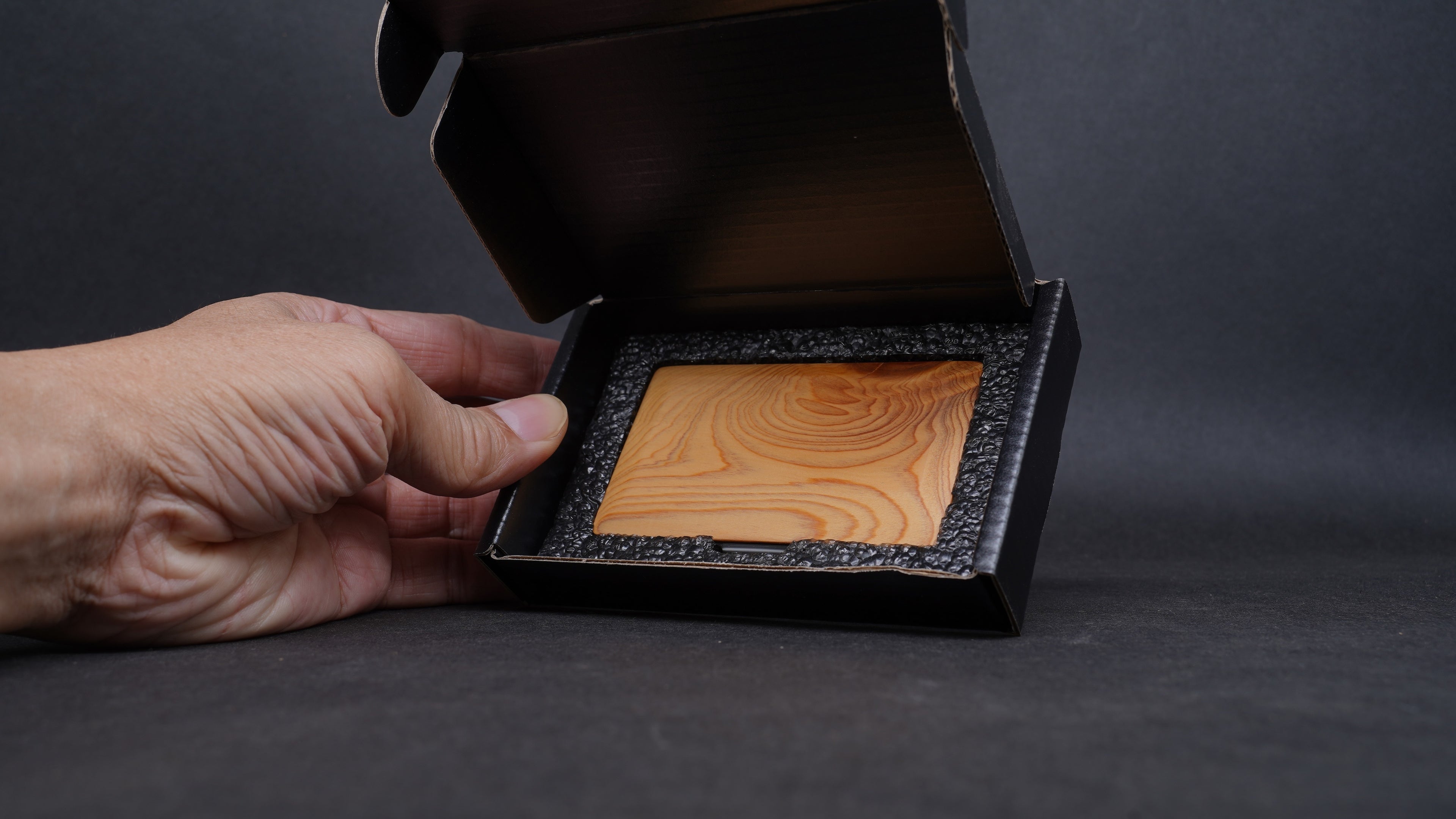 【Outlet】複合材質幾何造型名片盒 台灣扁柏 多處有自然裂痕與微破洞在後方