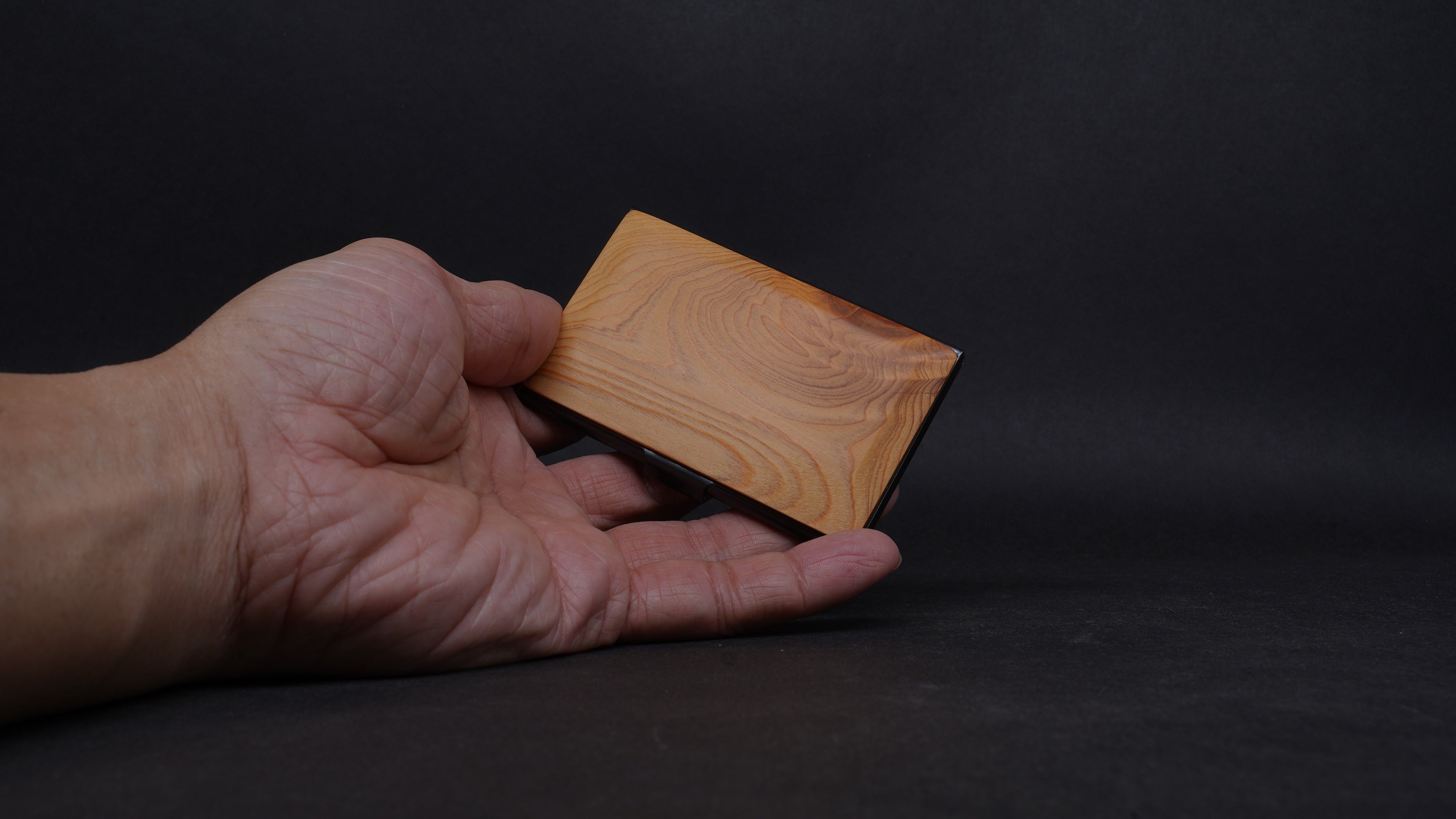 【Outlet】複合材質幾何造型名片盒 台灣扁柏 多處有自然裂痕與微破洞在後方