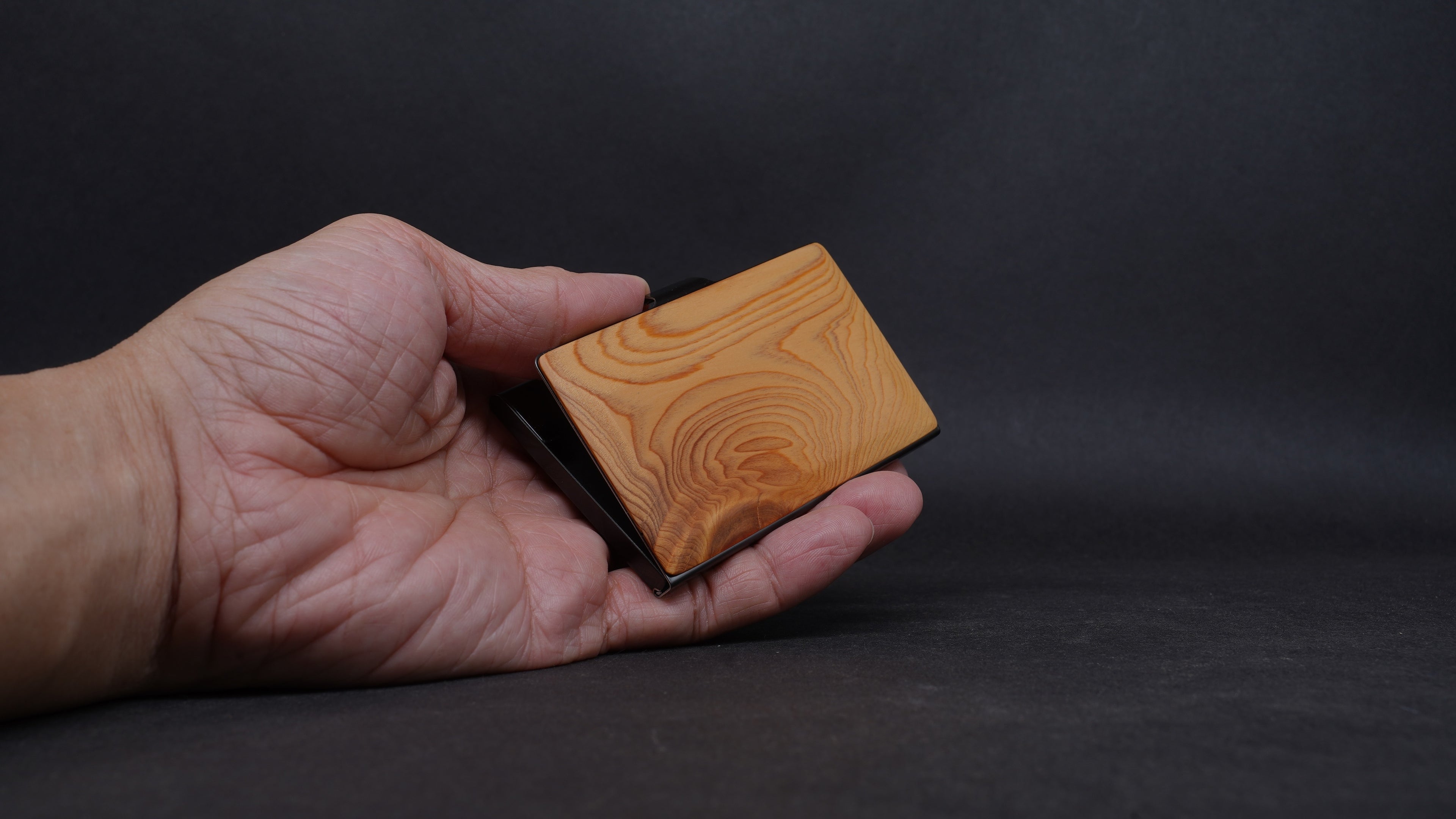 【Outlet】複合材質幾何造型名片盒 台灣扁柏 多處有自然裂痕與微破洞在後方