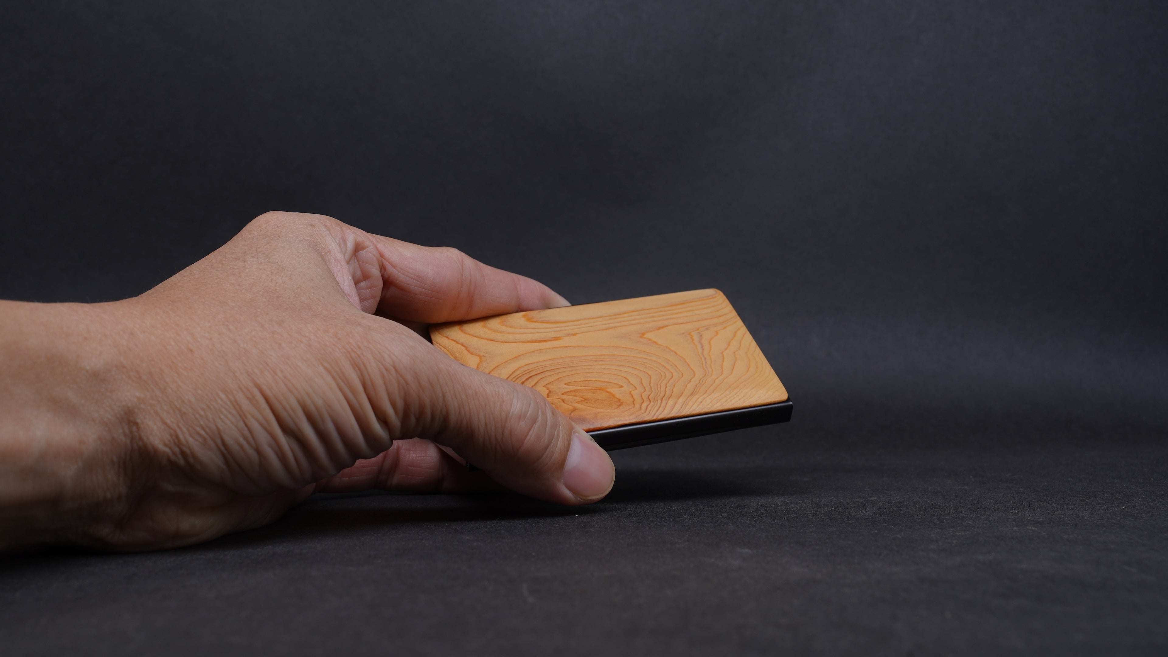 【Outlet】複合材質幾何造型名片盒 台灣扁柏 多處有自然裂痕與微破洞在後方