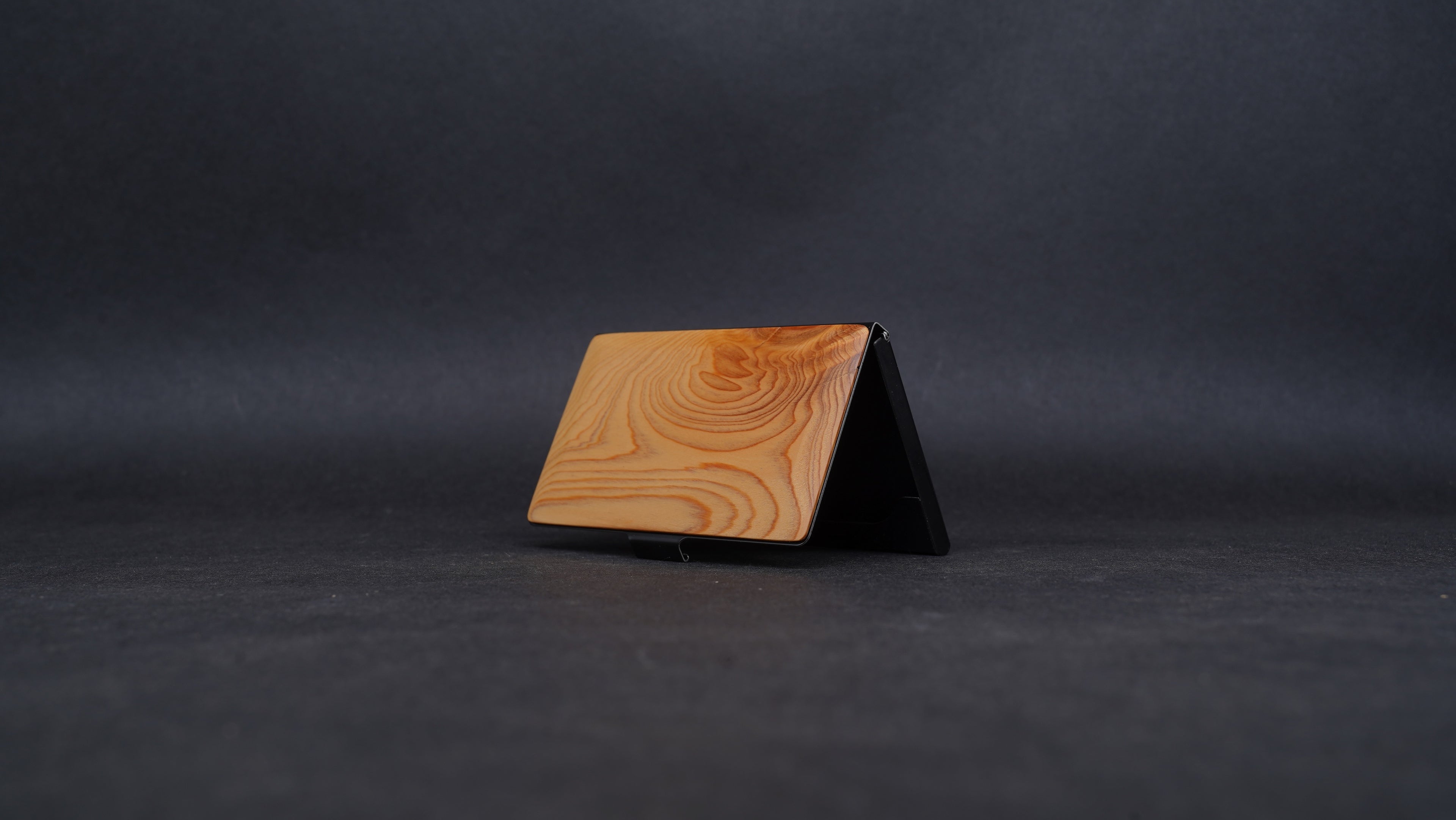 【Outlet】複合材質幾何造型名片盒 台灣扁柏 多處有自然裂痕與微破洞在後方