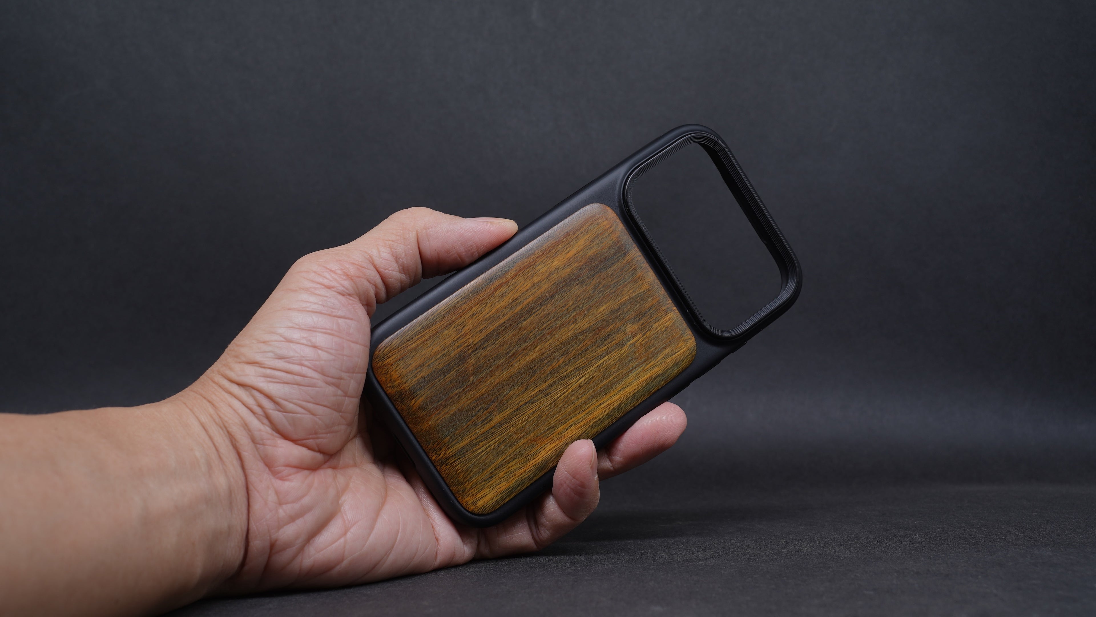 【進口材】綠檀木 iPhone 17系列 MagSafe 實木防摔手機殼｜可客製選料