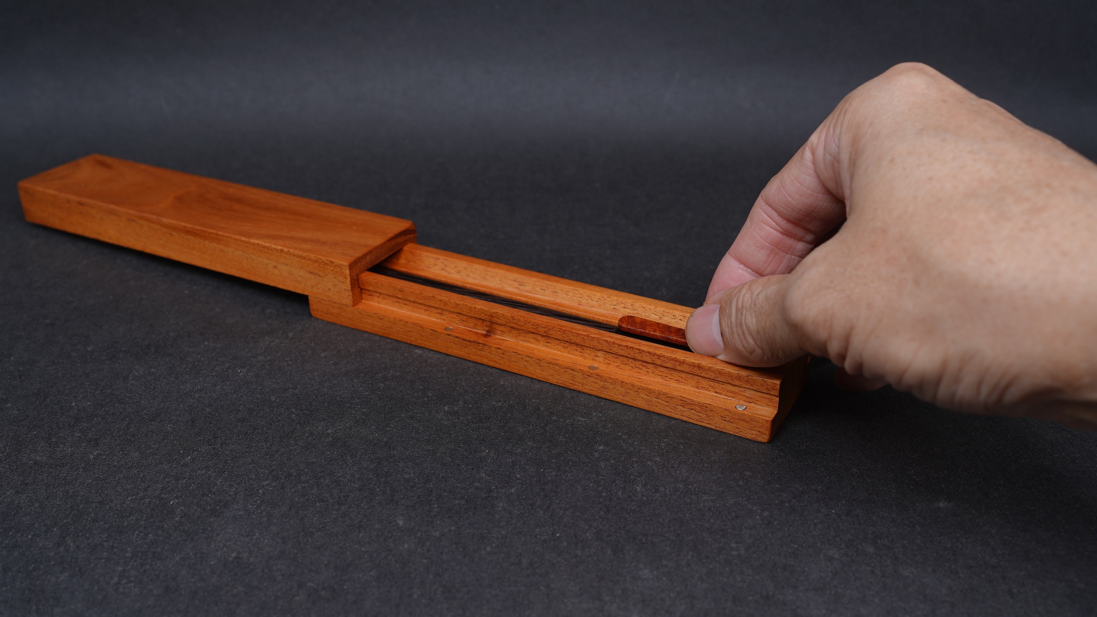 帷言立木鋼珠筆｜鐵刀木筆身・花梨瘤筆夾・桃花心木盒