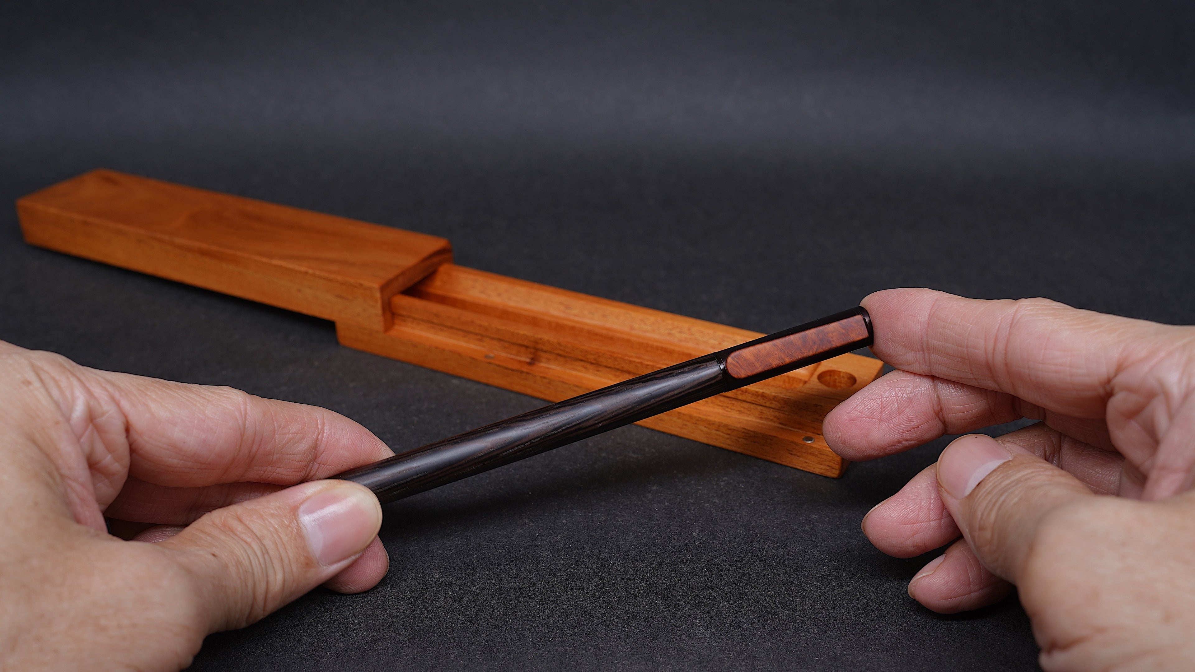 帷言立木鋼珠筆｜鐵刀木筆身・花梨瘤筆夾・桃花心木盒