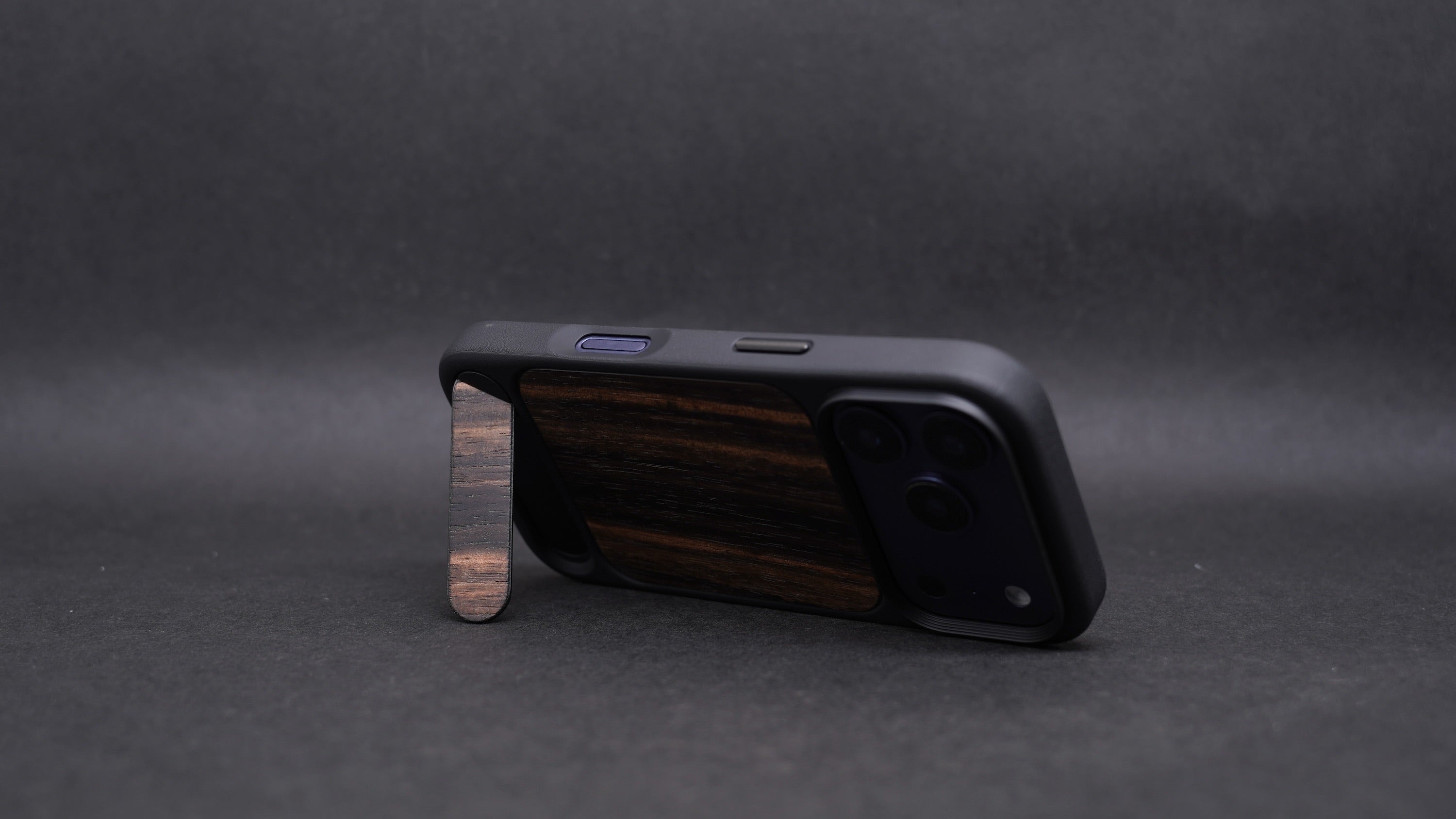 「隱鋒」黑檀木 iPhone 17 Pro MagSafe 支架殼