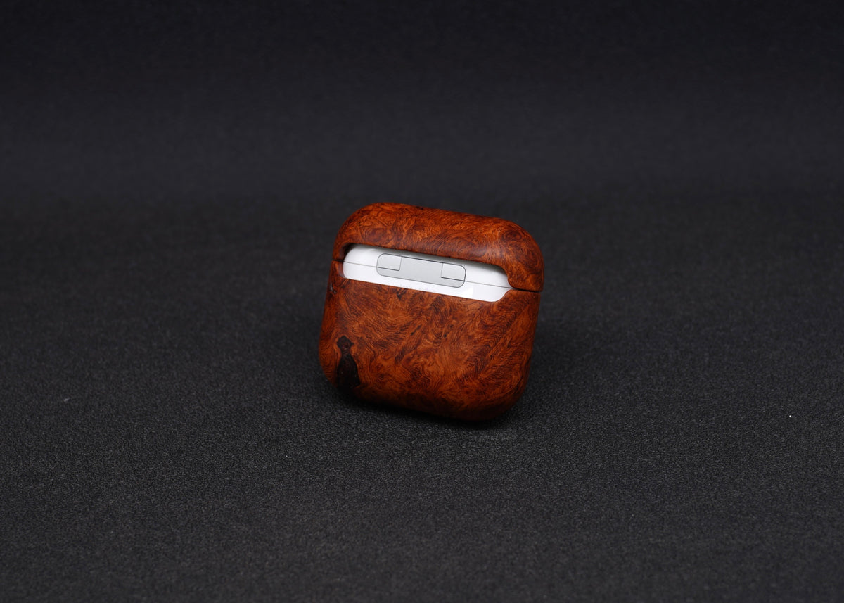 花梨瘤全實木 AirPods 4 / 5 耳機殼背面，上蓋轉軸處開口，可見深色天然樹瘤斑塊