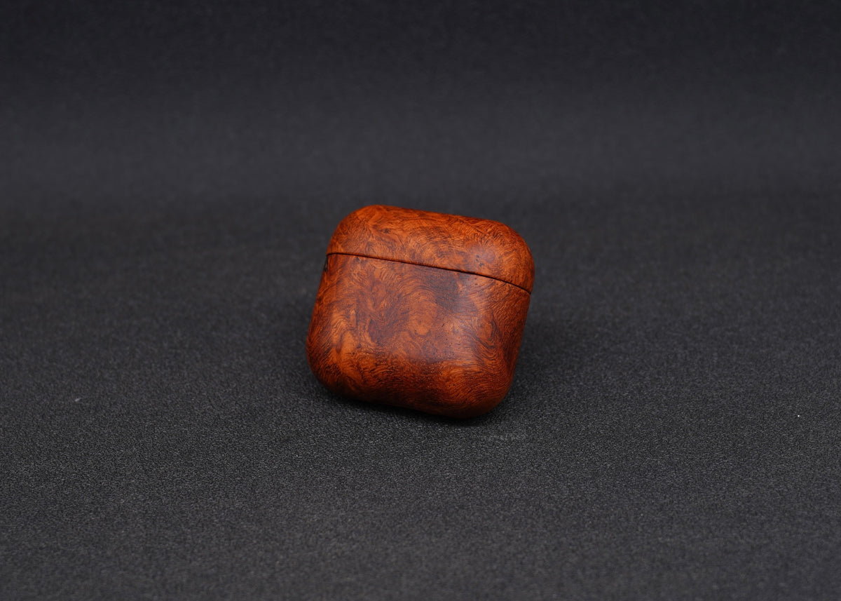花梨瘤全實木 AirPods 4 / 5 耳機殼正面，紅褐色漩渦狀樹瘤紋路，無燈號孔款，WKidea CNC 實木切削