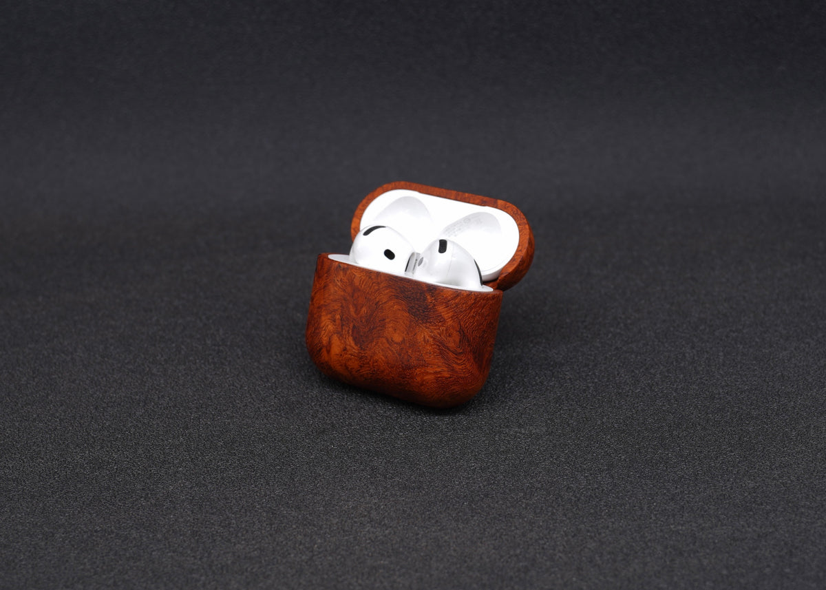 花梨瘤全實木 AirPods 4 / 5 耳機殼開蓋，上下蓋分離式木殼，內裝 AirPods 充電盒與耳機